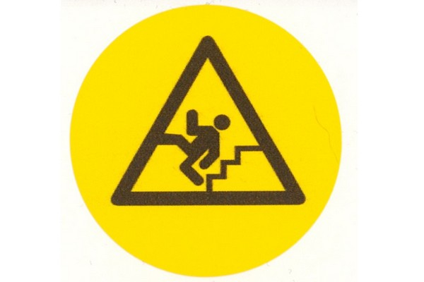 Pozor, nebezpečenstvo pádu na schodoch